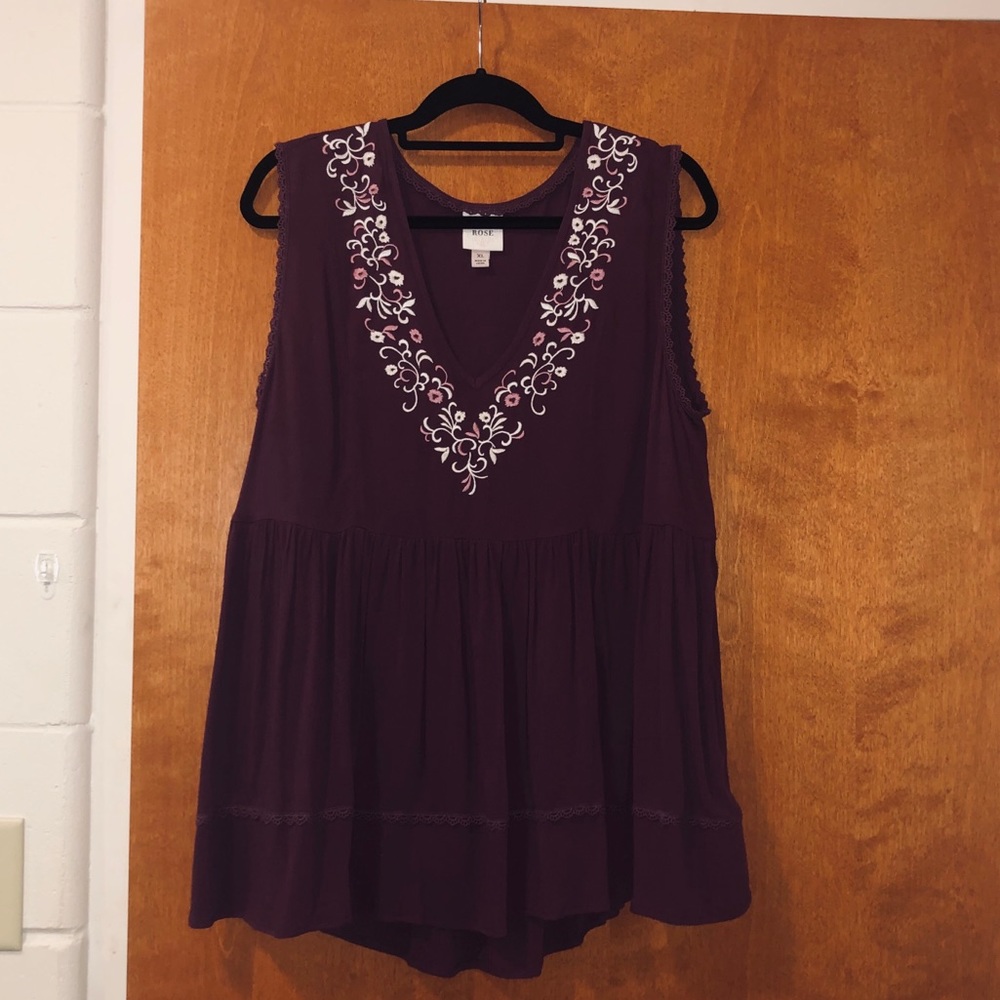 🌟Knox Rose V-Cut Tank with embroidering🌟